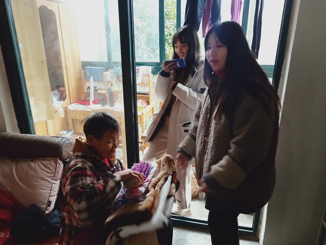 学生党员们为孤寡老人送上暖心物资